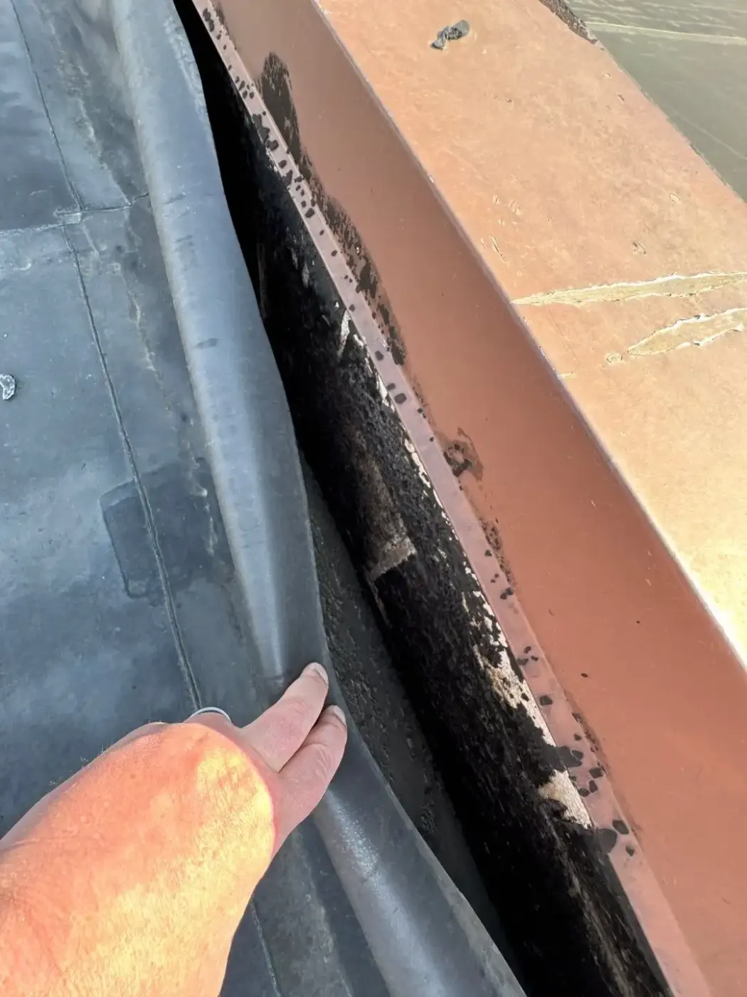 Manufacturer-certified roof installation in Versailles